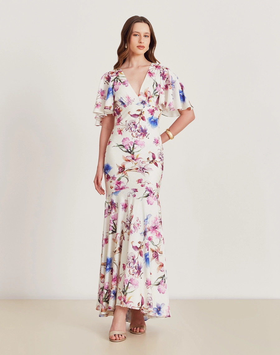 O Vestido Longo Amalia é confeccionado em cetim estampado, um tecido leve e fluido, que proporciona conforto nos dias mais frescos.