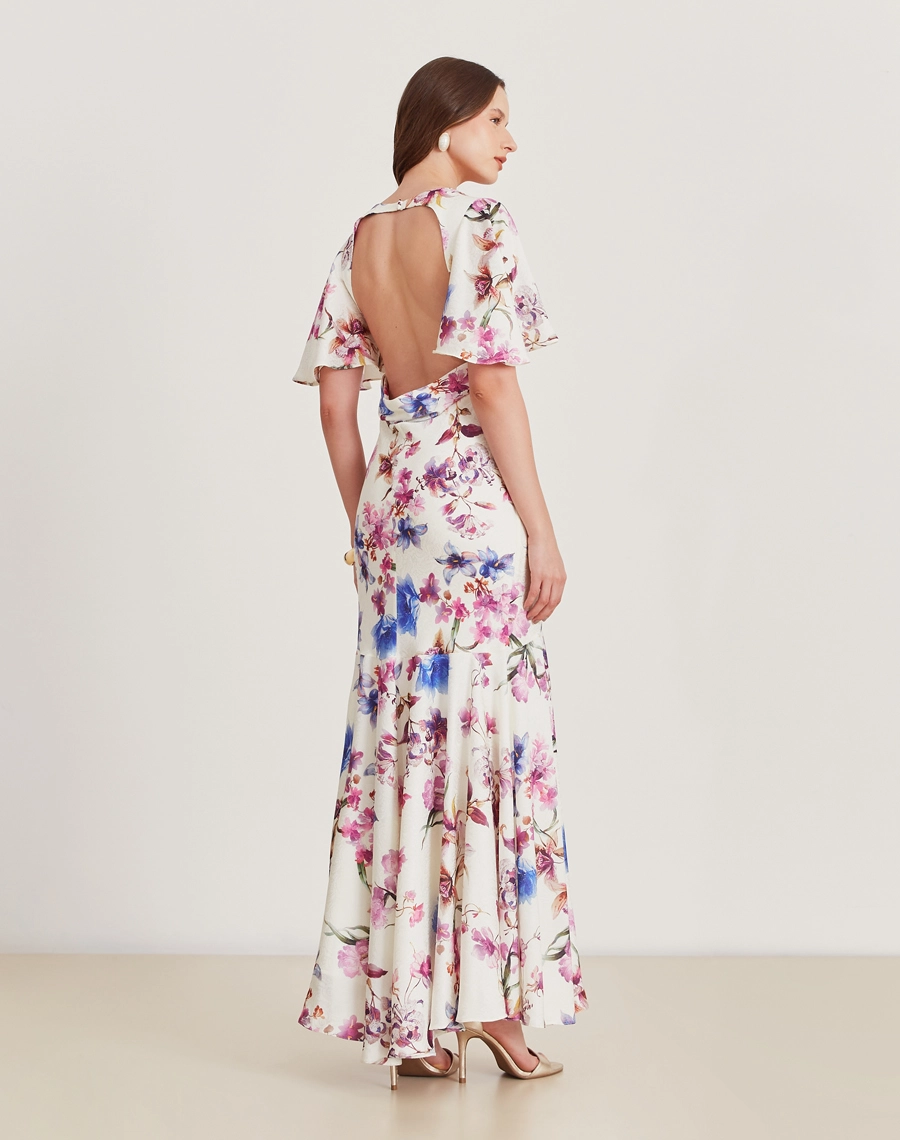 O Vestido Longo Amalia é confeccionado em cetim estampado, um tecido leve e fluido, que proporciona conforto nos dias mais frescos.