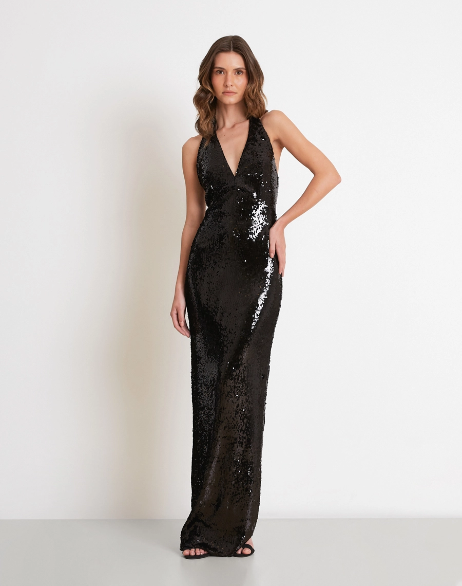 O Vestido Longo Ada é confeccionado em tecido de paetê de alta qualidade, possui brilho intenso e acabamento sofisticado, criando um efeito luminoso que valoriza a peça em todos os ângulos.