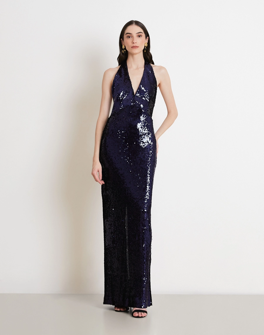 O Vestido Longo Ada é confeccionado em tecido de paetê de alta qualidade, possui brilho intenso e acabamento sofisticado, criando um efeito luminoso que valoriza a peça em todos os ângulos.