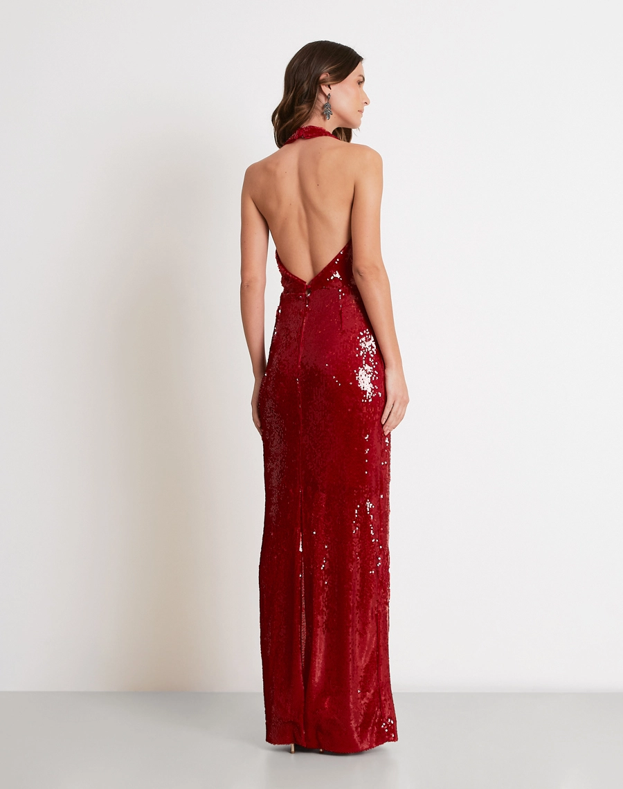 O Vestido Longo Ada é confeccionado em tecido de paetê de alta qualidade, possui brilho intenso e acabamento sofisticado, criando um efeito luminoso que valoriza a peça em todos os ângulos.