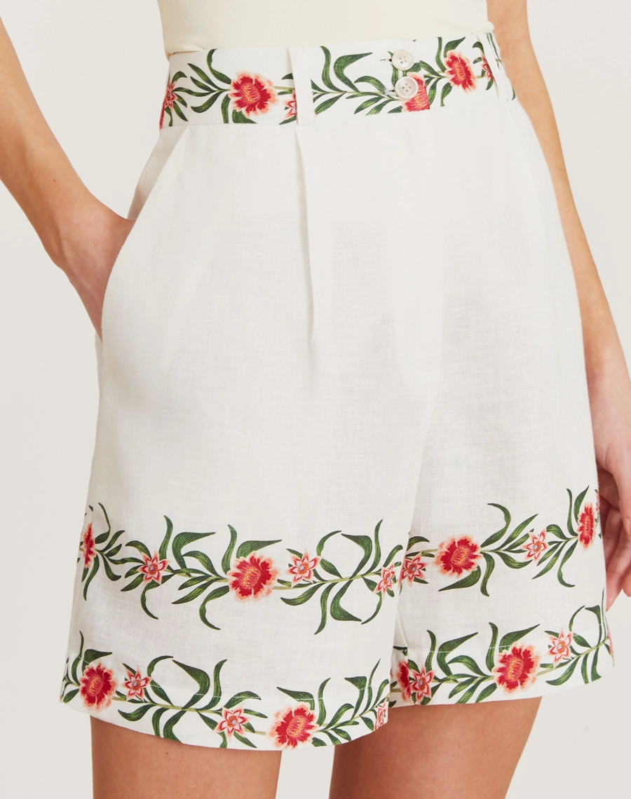 O Shorts Elida é confeccionado em linho estampado, tecido leve e fresco que é perfeito para os dias mais quentes.