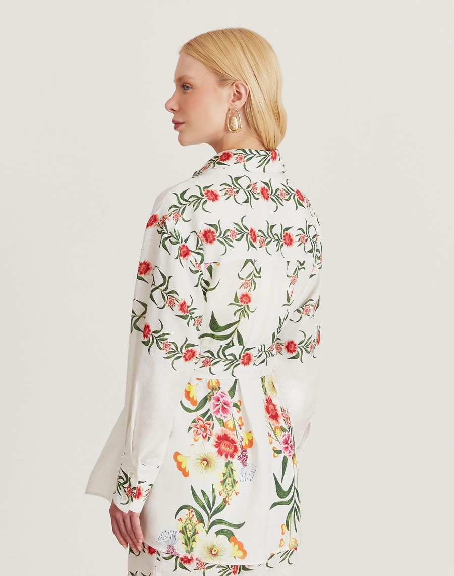 A Camisa Elida é confeccionada em linho estampado, tecido leve e fresco que é perfeito para os dias mais quentes. 