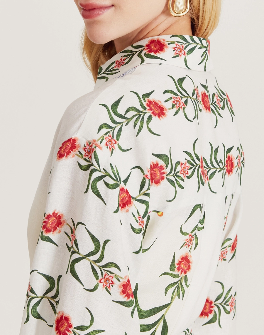 A Camisa Elida é confeccionada em linho estampado, tecido leve e fresco que é perfeito para os dias mais quentes. 