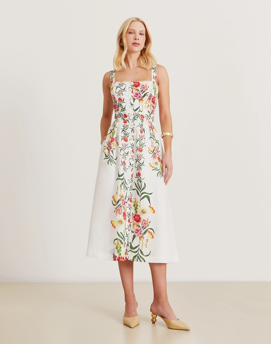 O Vestido Midi Elida é confeccionado em linho estampado garantindo leveza e frescor nos dias mais quentes.