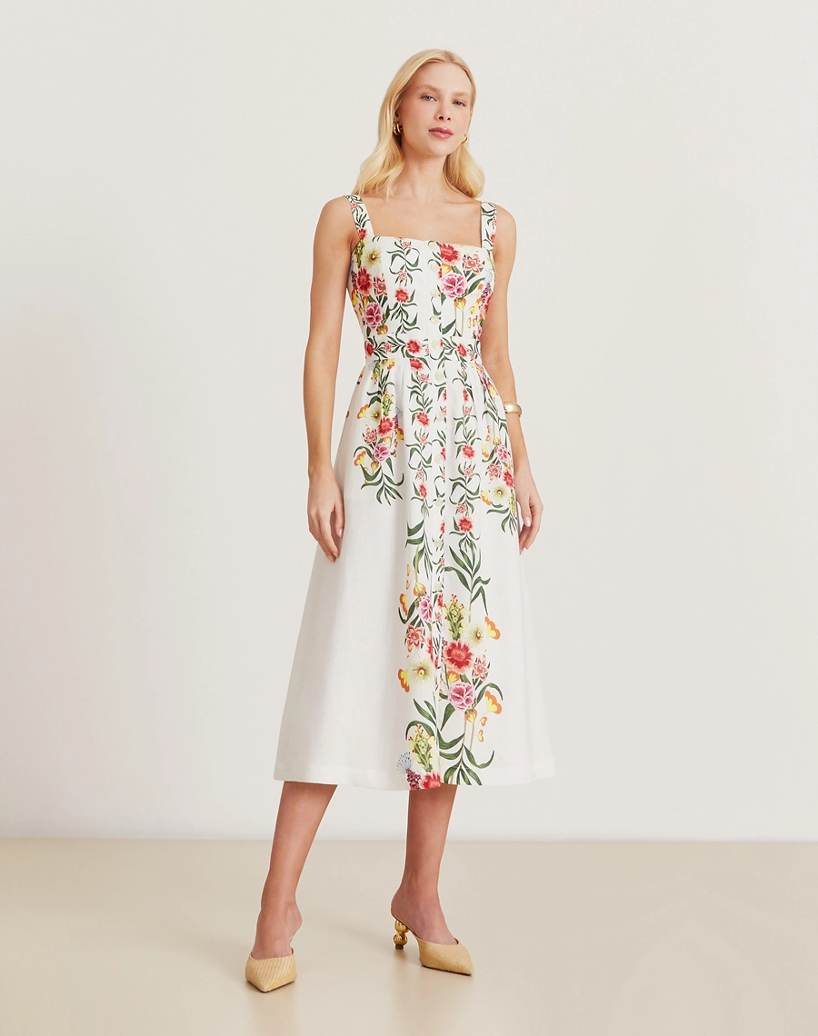 O Vestido Midi Elida é confeccionado em linho estampado garantindo leveza e frescor nos dias mais quentes.