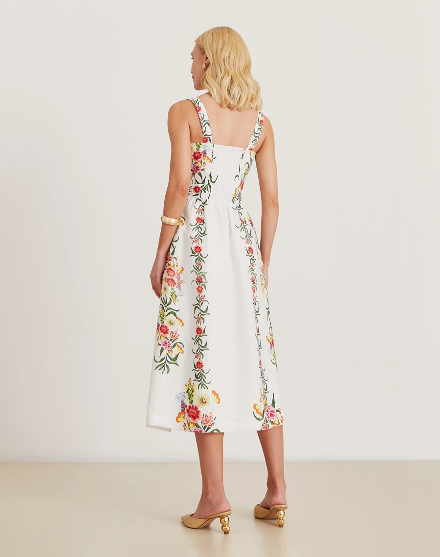 O Vestido Midi Elida é confeccionado em linho estampado garantindo leveza e frescor nos dias mais quentes.