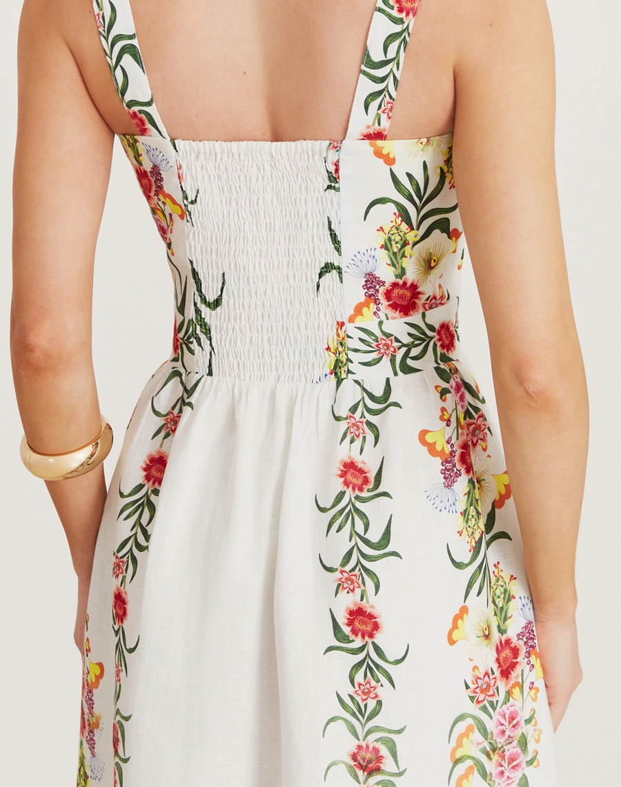 O Vestido Midi Elida é confeccionado em linho estampado garantindo leveza e frescor nos dias mais quentes.