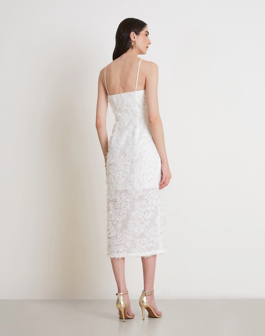 O Vestido Midi Sienna é confeccionado em Jacquard, tecido elegante e texturizado, conhecido pelo relevo suave e pelinhos que adicionam volume e sofisticação.