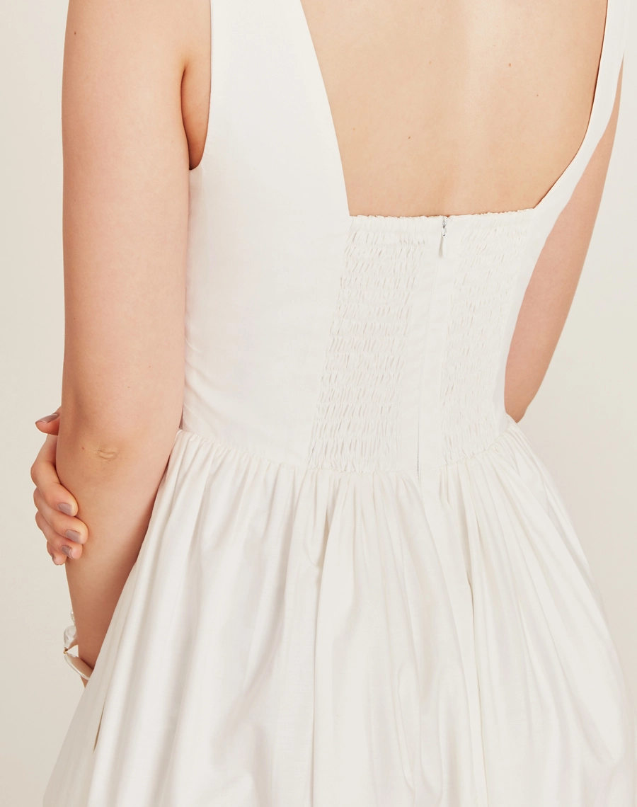 O Vestido Midi Maite é confeccionado em tecido de algodão. Esse vestido midi é ideal para transitar entre ocasiões do dia à noite, como brunches e jantares românticos.