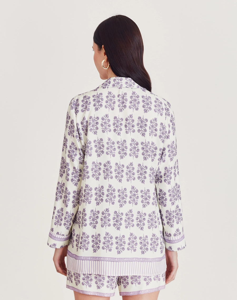A Camisa Lylla é confeccionada em viscose estampada, um tecido leve e suave ao toque, oferecendo leveza e frescor ao vestir. Com estampa floral Amissima exclusiva em tons de roxo sobre fundo claro.