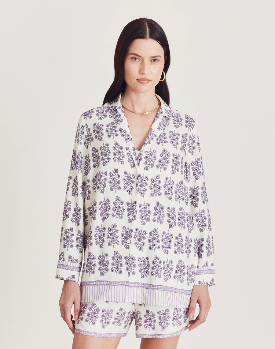 A Camisa Lylla é confeccionada em viscose estampada, um tecido leve e suave ao toque, oferecendo leveza e frescor ao vestir. Com estampa floral Amissima exclusiva em tons de roxo sobre fundo claro.