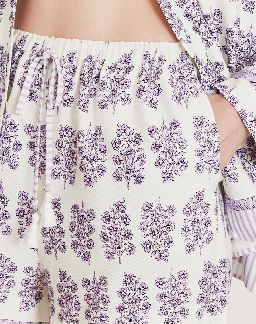 O Shorts Lylla é confeccionado em viscose estampada, um tecido leve e suave ao toque, oferecendo leveza e frescor ao vestir. Com estampa floral Amissima exclusiva em tons de roxo sobre fundo claro.