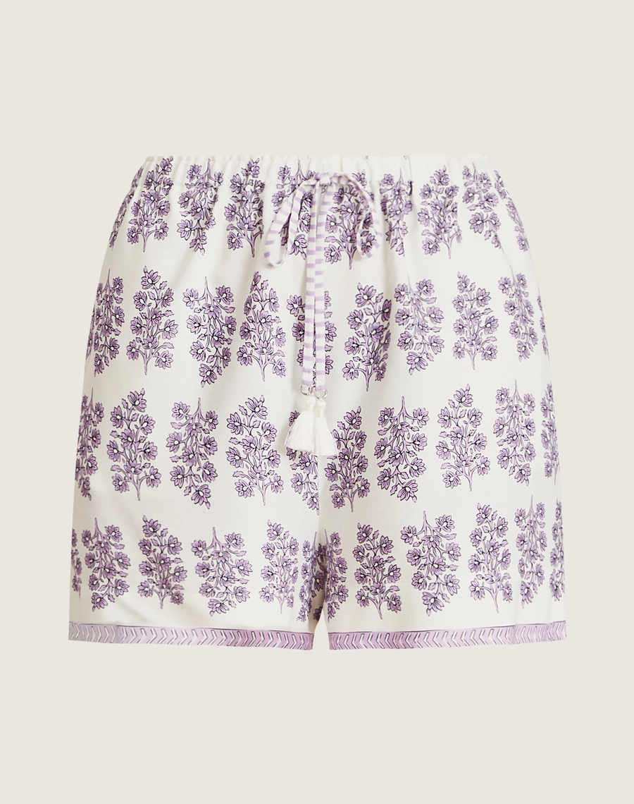 O Shorts Lylla é confeccionado em viscose estampada, um tecido leve e suave ao toque, oferecendo leveza e frescor ao vestir. Com estampa floral Amissima exclusiva em tons de roxo sobre fundo claro.