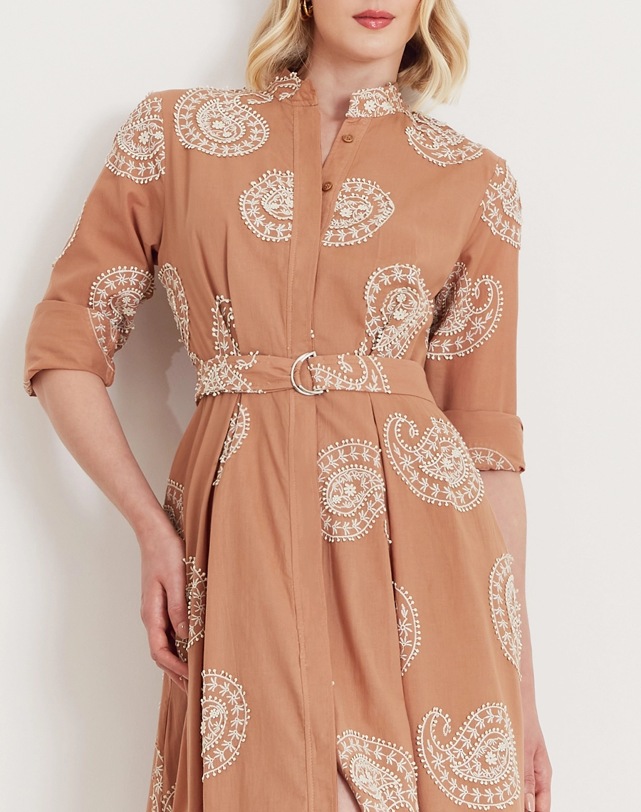 A Chemise Camily é confeccionada em tecido de algodão bordado. Um look prático, elegante e versátil para qualquer momento.