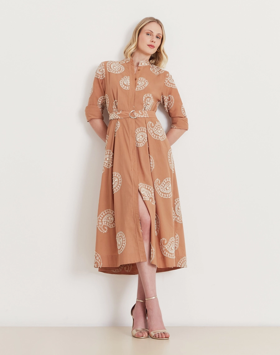 A Chemise Camily é confeccionada em tecido de algodão bordado. Um look prático, elegante e versátil para qualquer momento.