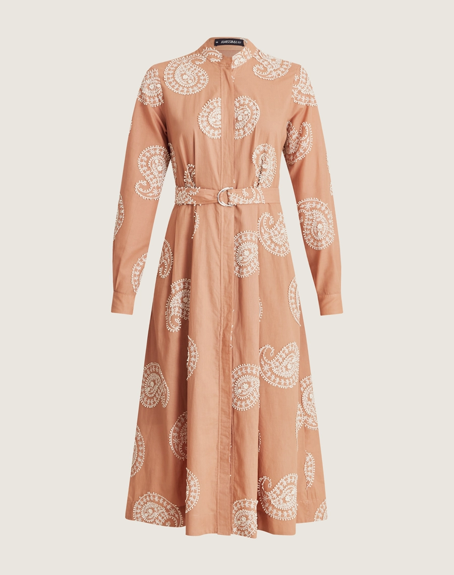 A Chemise Camily é confeccionada em tecido de algodão bordado. Um look prático, elegante e versátil para qualquer momento.