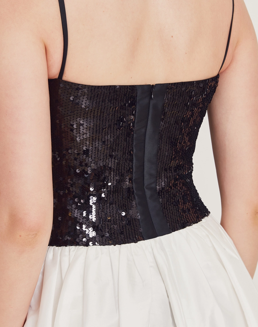 O Vestido Longo Betty é confeccionado em tafetá e paetê. É a escolha perfeita para eventos de gala, formaturas ou ocasiões que pedem um look de impacto.