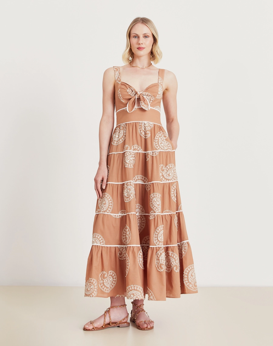 O Vestido Longo Camily é confeccionado em tecido de algodão bordado. Um look prático, elegante e versátil para qualquer momento.