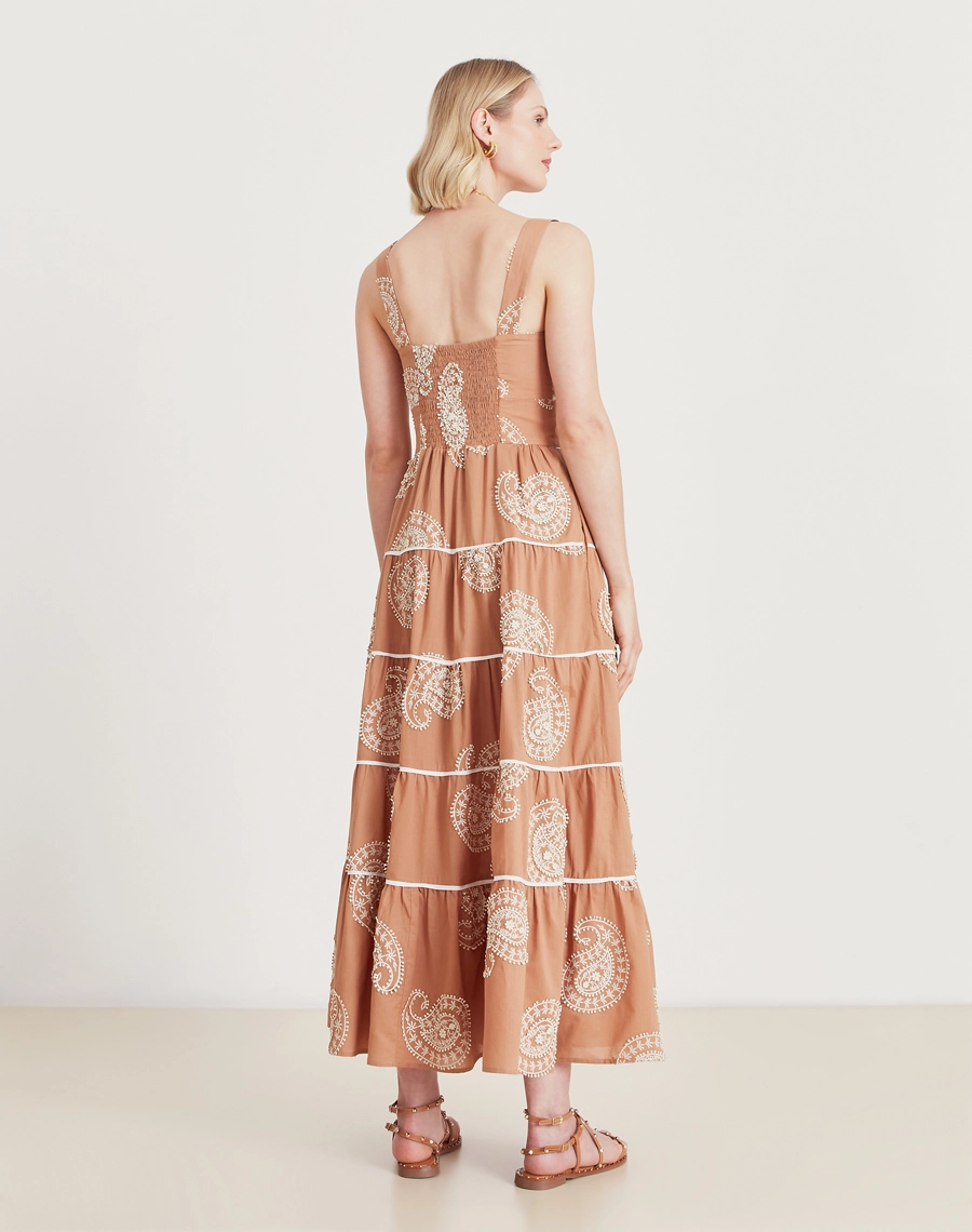 O Vestido Longo Camily é confeccionado em tecido de algodão bordado. Um look prático, elegante e versátil para qualquer momento.