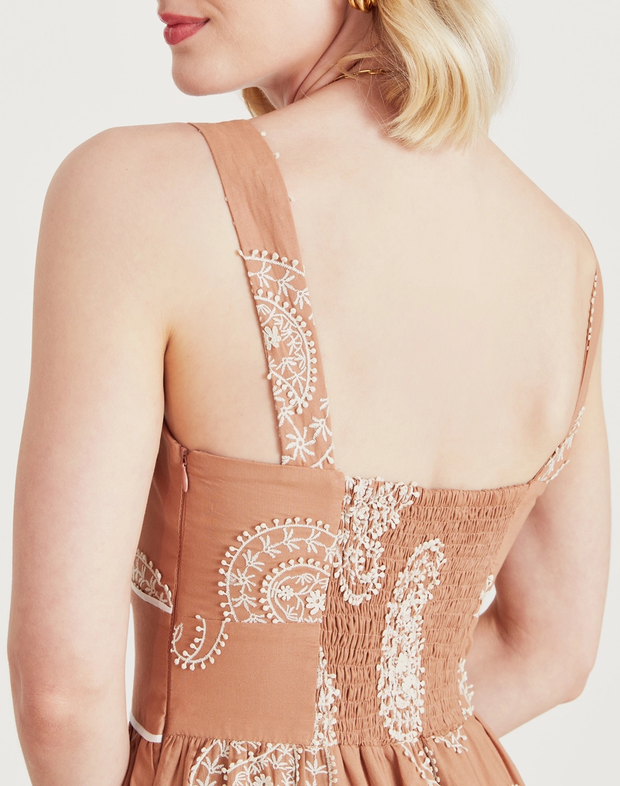 O Vestido Longo Camily é confeccionado em tecido de algodão bordado. Um look prático, elegante e versátil para qualquer momento.