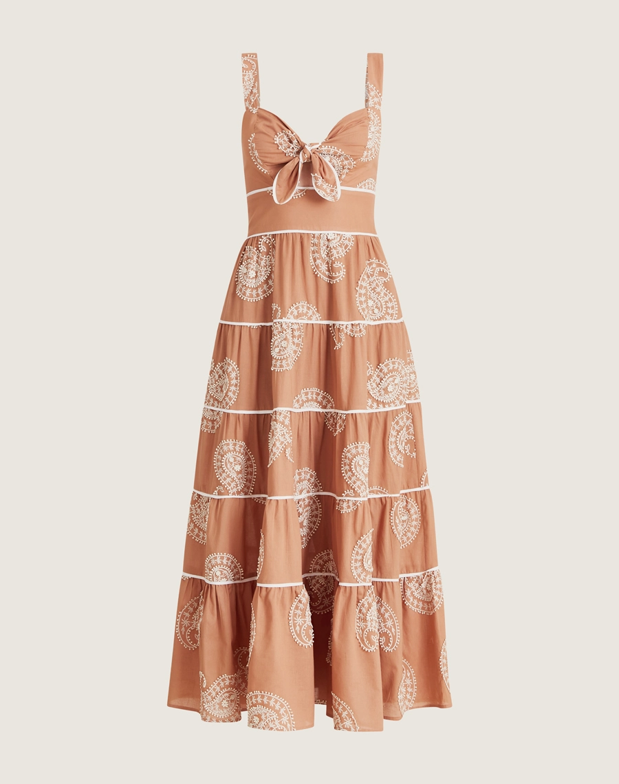 O Vestido Longo Camily é confeccionado em tecido de algodão bordado. Um look prático, elegante e versátil para qualquer momento.