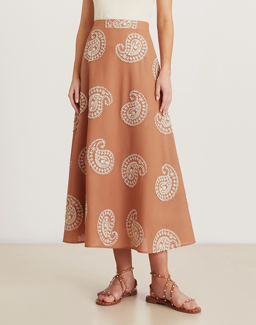 A Saia Midi Camily é confeccionada em tecido de algodão bordado. É versátil para looks elegantes ou descontraídos em passeios, viagens e eventos casuais.