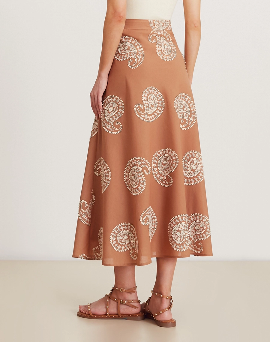 A Saia Midi Camily é confeccionada em tecido de algodão bordado. É versátil para looks elegantes ou descontraídos em passeios, viagens e eventos casuais.