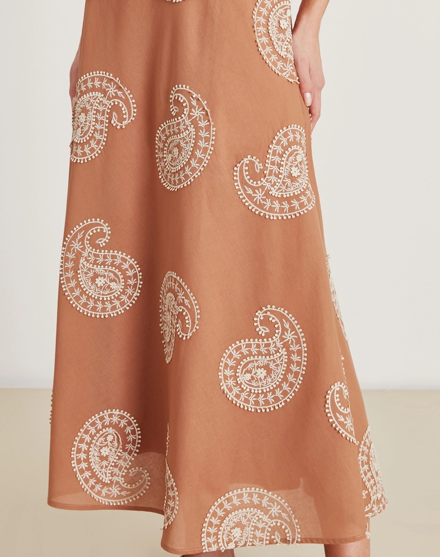 A Saia Midi Camily é confeccionada em tecido de algodão bordado. É versátil para looks elegantes ou descontraídos em passeios, viagens e eventos casuais.