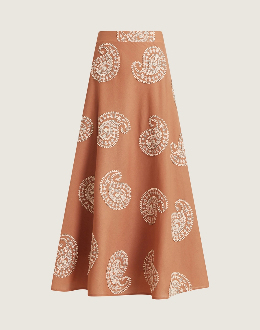 A Saia Midi Camily é confeccionada em tecido de algodão bordado. É versátil para looks elegantes ou descontraídos em passeios, viagens e eventos casuais.