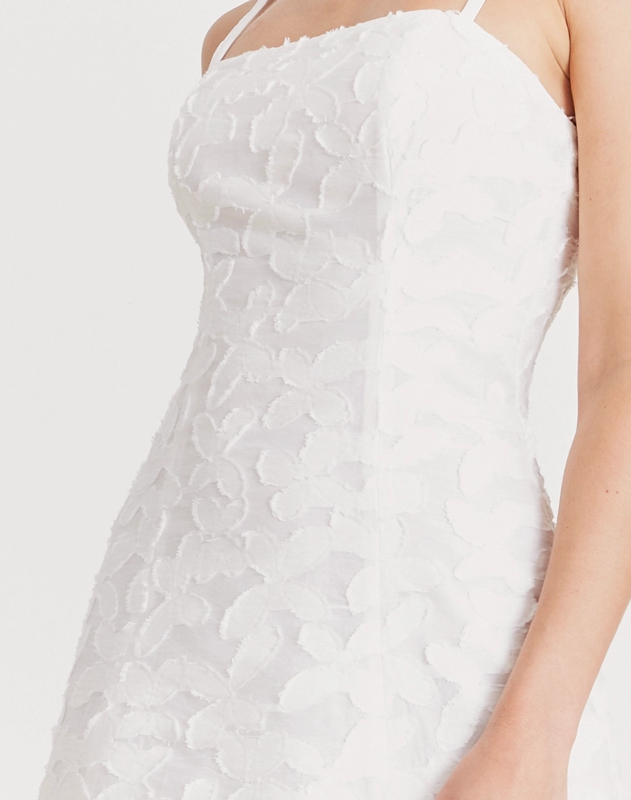 O Vestido Longo Kali é confeccionado em cambraia bordada, tecido encorpado e sofisticado, possui textura elegante. Ótimo caimento e ideal para peças que pedem um toque refinado, combinadas com estampas que trazem personalidade e elegância.