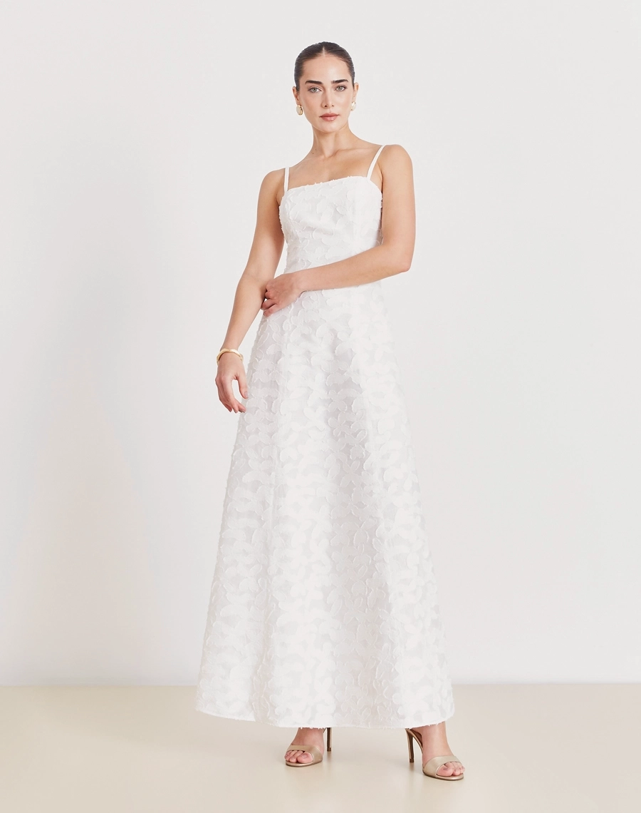 O Vestido Longo Kali é confeccionado em cambraia bordada, tecido encorpado e sofisticado, possui textura elegante. Ótimo caimento e ideal para peças que pedem um toque refinado, combinadas com estampas que trazem personalidade e elegância.