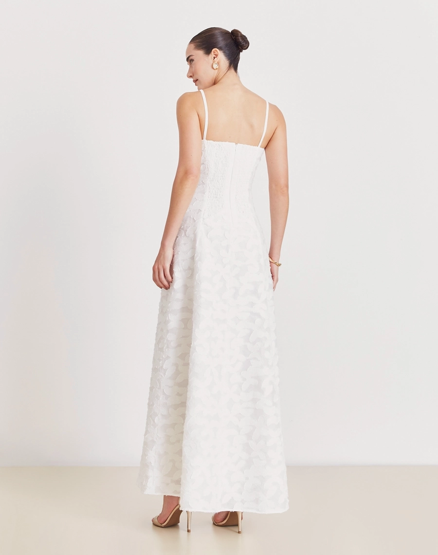 O Vestido Longo Kali é confeccionado em cambraia bordada, tecido encorpado e sofisticado, possui textura elegante. Ótimo caimento e ideal para peças que pedem um toque refinado, combinadas com estampas que trazem personalidade e elegância.