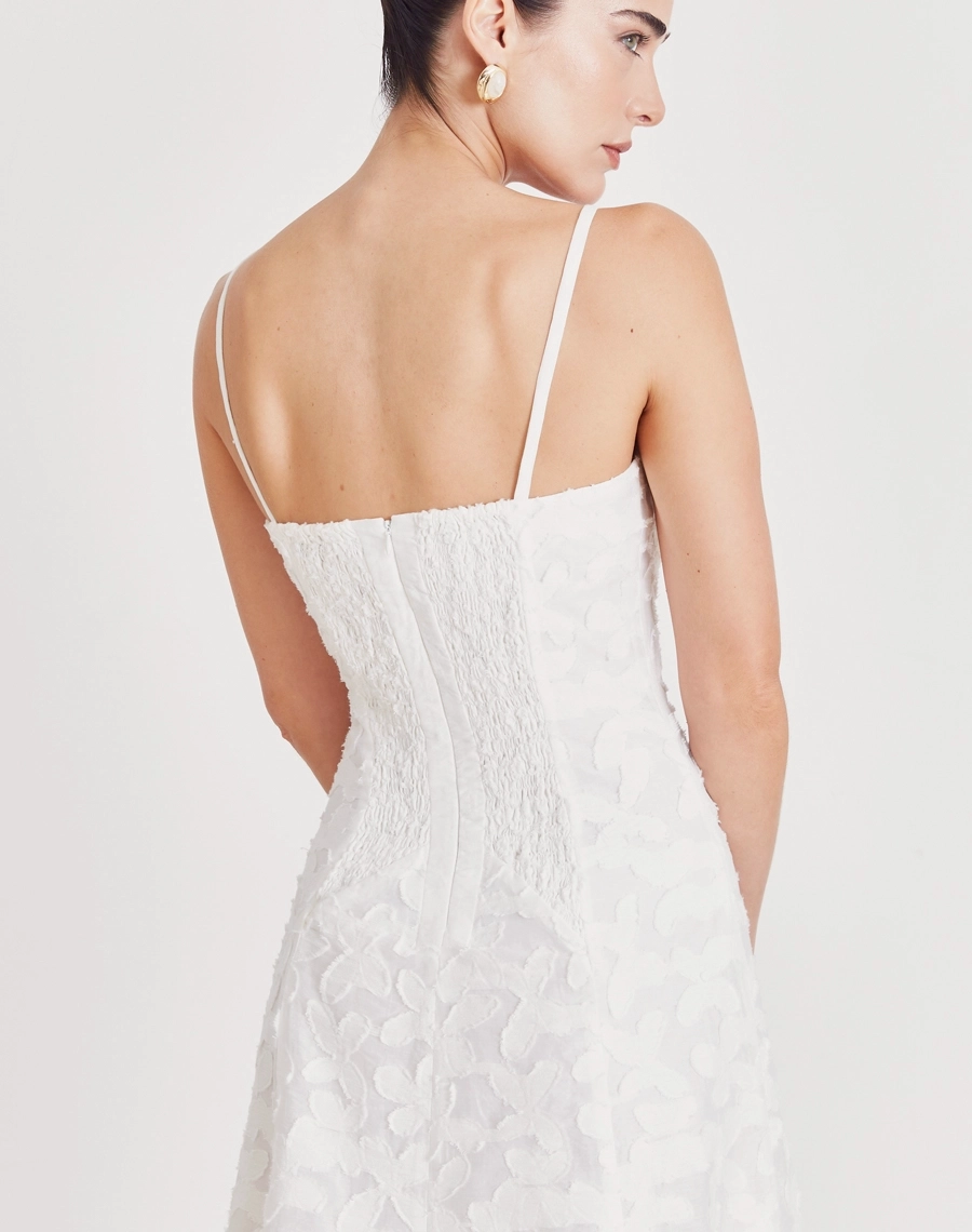 O Vestido Longo Kali é confeccionado em cambraia bordada, tecido encorpado e sofisticado, possui textura elegante. Ótimo caimento e ideal para peças que pedem um toque refinado, combinadas com estampas que trazem personalidade e elegância.