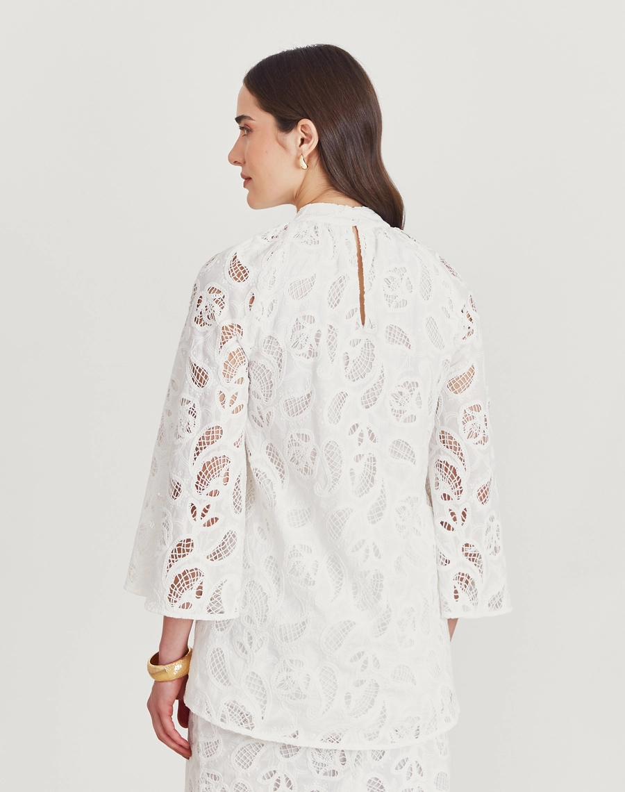 Blusa Maise, confeccionada em cambraia bordada, tecido leve e delicado, feito com fios finos que garantem toque macio e caimento suave.