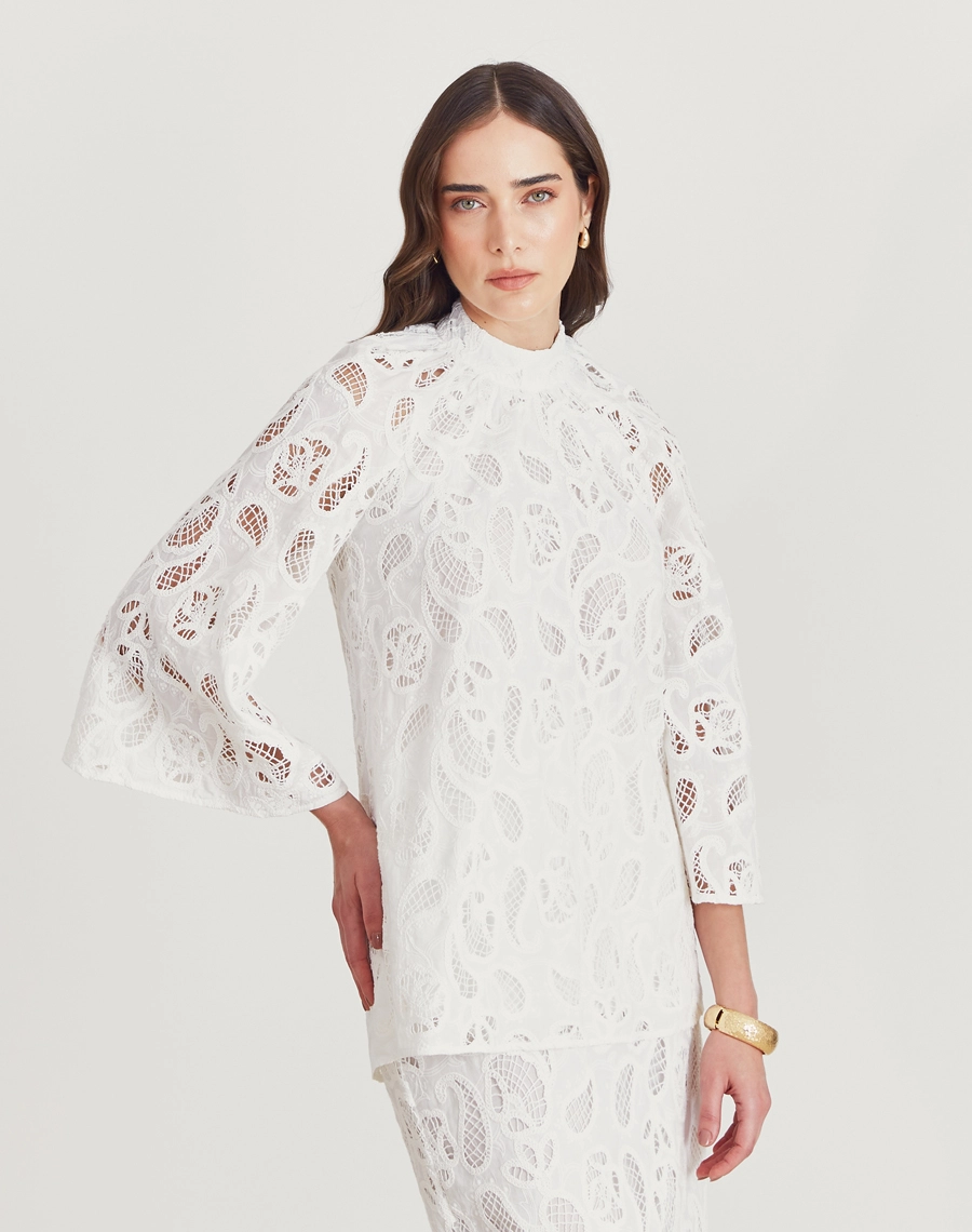 Blusa Maise, confeccionada em cambraia bordada, tecido leve e delicado, feito com fios finos que garantem toque macio e caimento suave.
