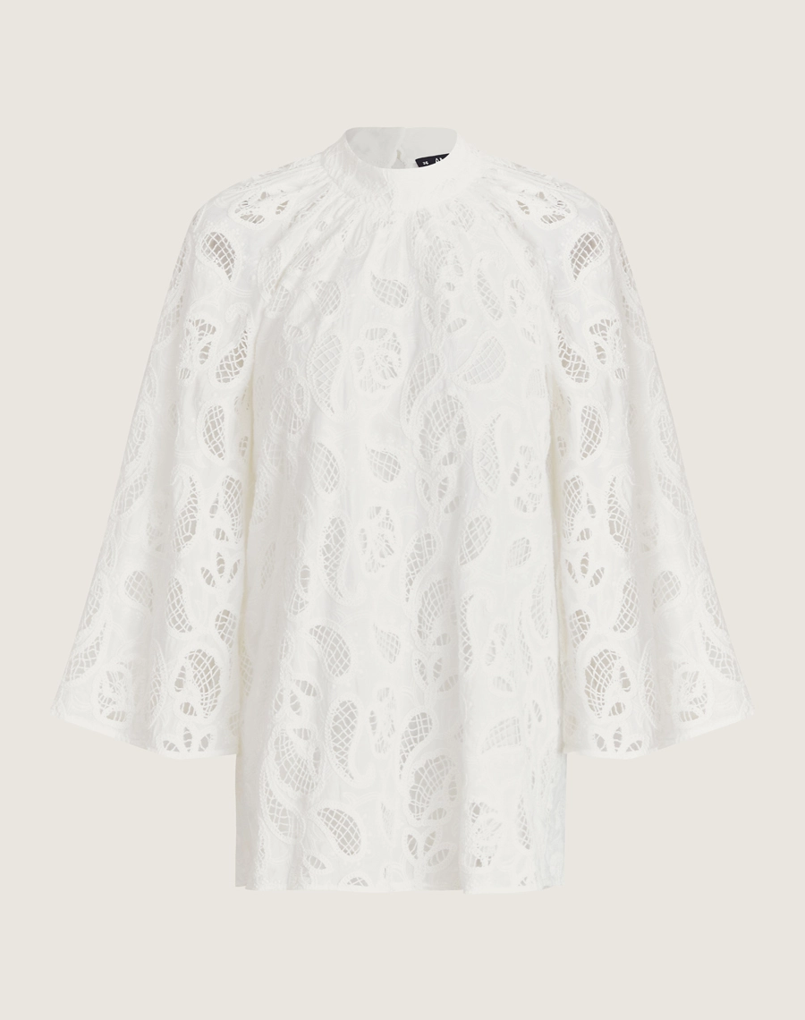 Blusa Maise, confeccionada em cambraia bordada, tecido leve e delicado, feito com fios finos que garantem toque macio e caimento suave.