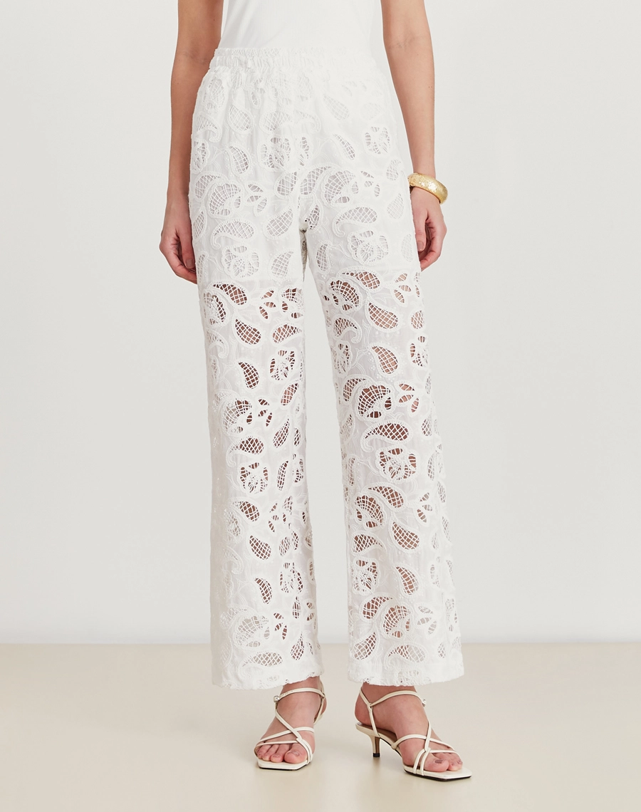 Calça Maise confeccionada em cambraia bordada, tecido leve e delicado, perfeitas para dias quentes e produções com ar leve e feminino. 