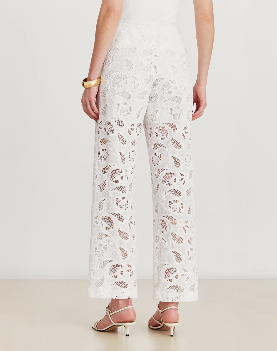 Calça Maise confeccionada em cambraia bordada, tecido leve e delicado, perfeitas para dias quentes e produções com ar leve e feminino. 