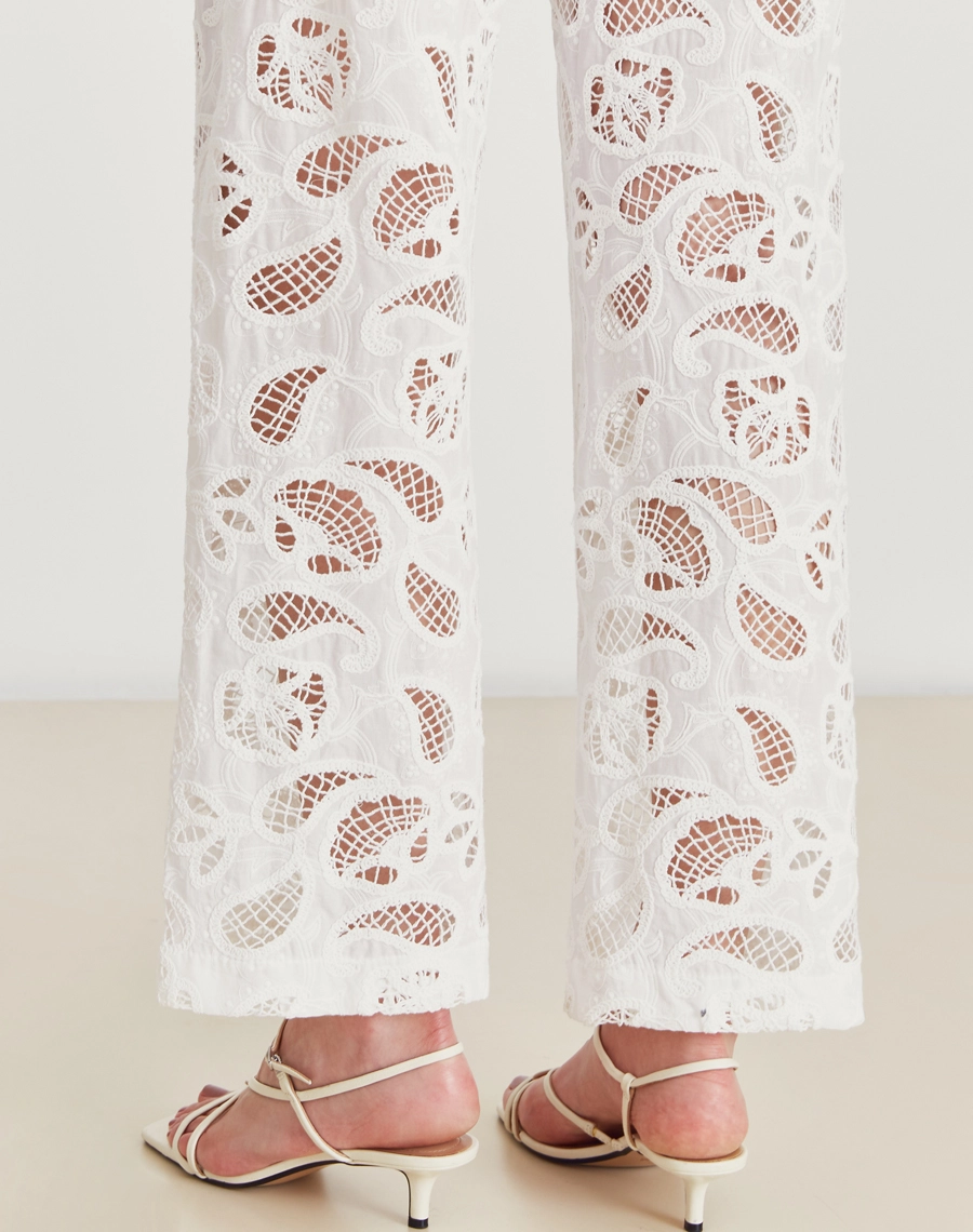 Calça Maise confeccionada em cambraia bordada, tecido leve e delicado, perfeitas para dias quentes e produções com ar leve e feminino. 