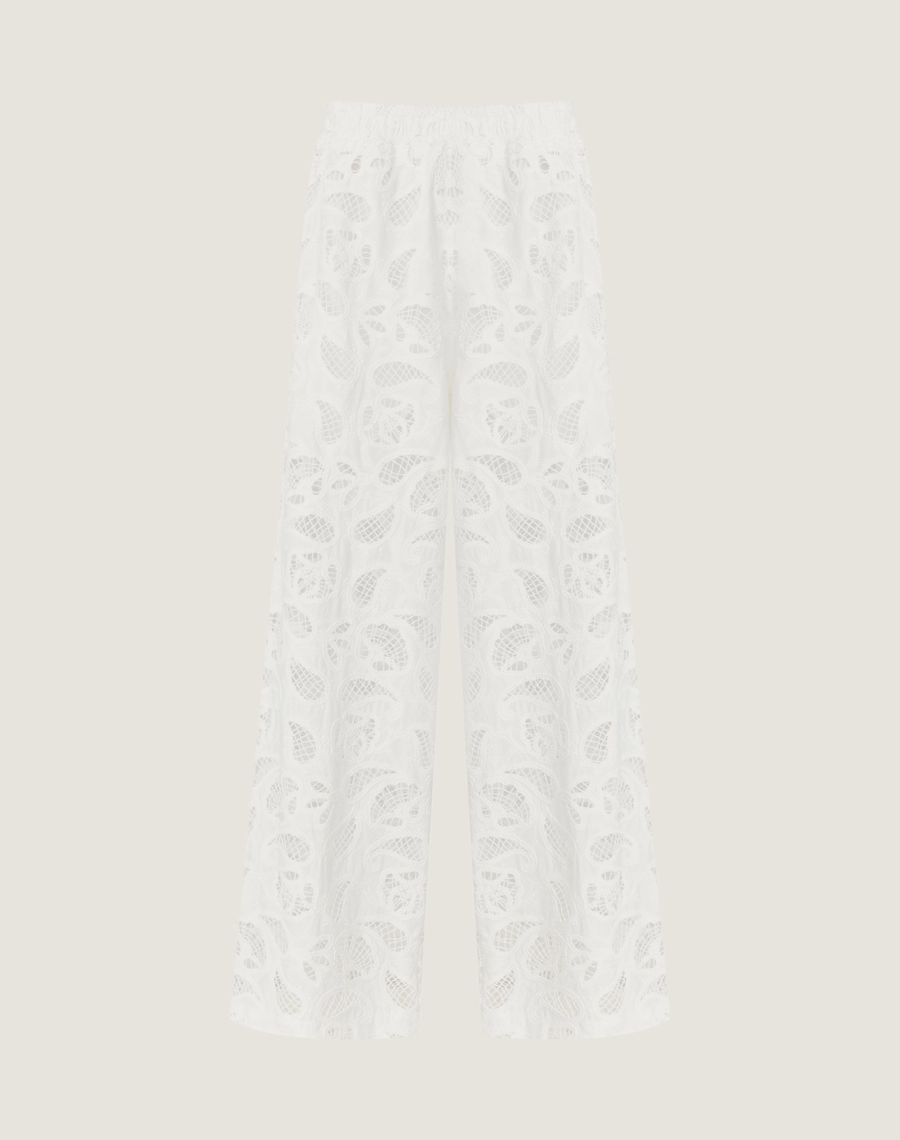 Calça Maise confeccionada em cambraia bordada, tecido leve e delicado, perfeitas para dias quentes e produções com ar leve e feminino. 