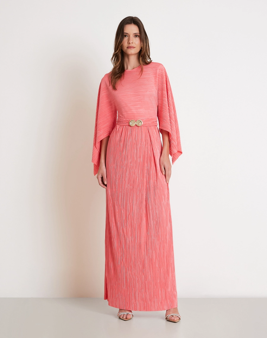 O Vestido Longo Norah é confeccionado em tecido plissado com textura sofisticada, leveza e excelente caimento.