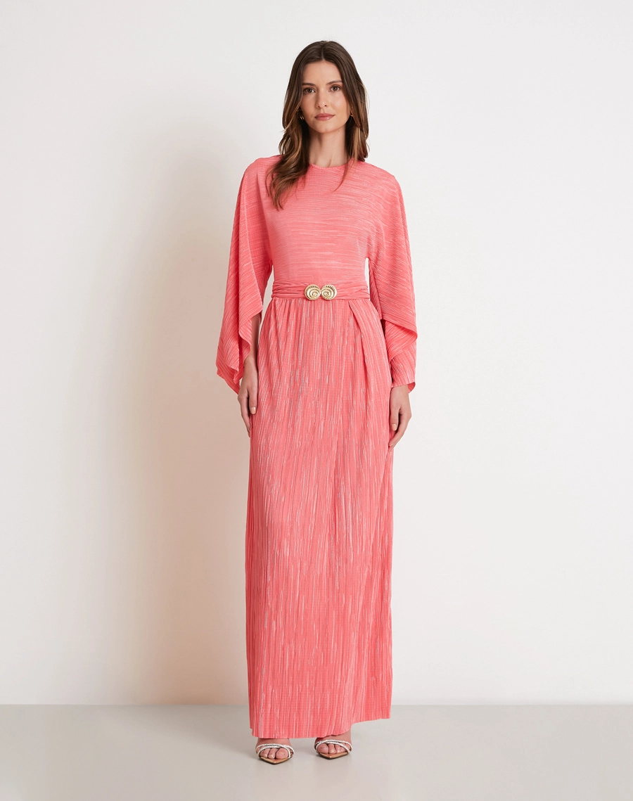 O Vestido Longo Norah é confeccionado em tecido plissado com textura sofisticada, leveza e excelente caimento.