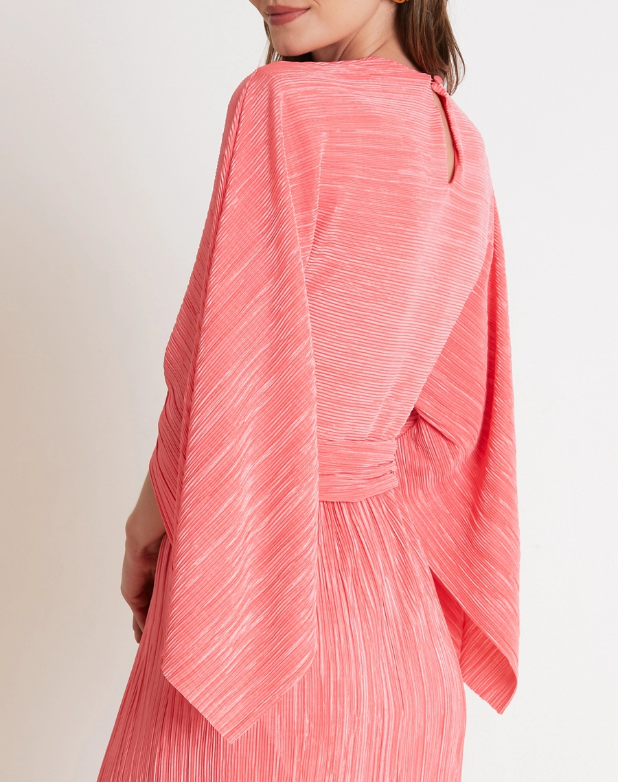 O Vestido Longo Norah é confeccionado em tecido plissado com textura sofisticada, leveza e excelente caimento.