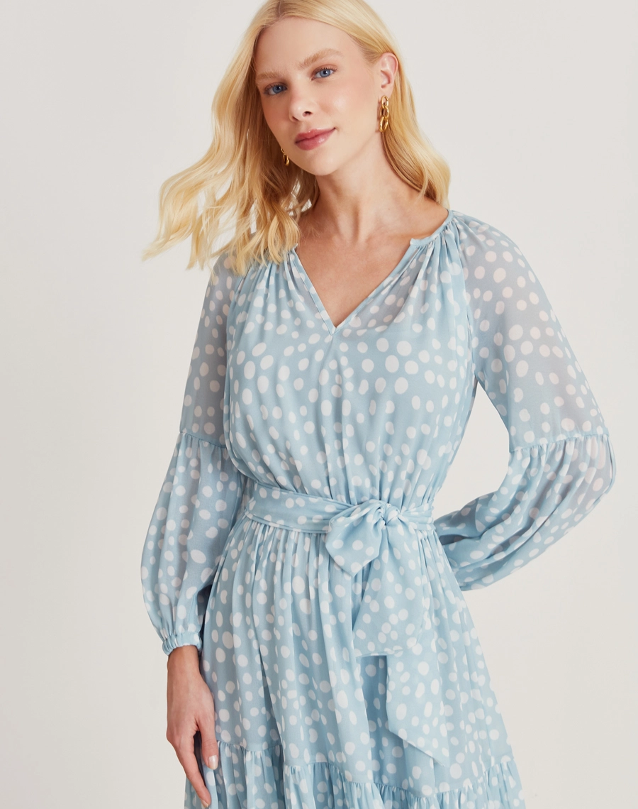 O Vestido Midi Analice é confeccionado em chiffon estampado. É perfeito para eventos casuais, passeios diurnos e brunches.