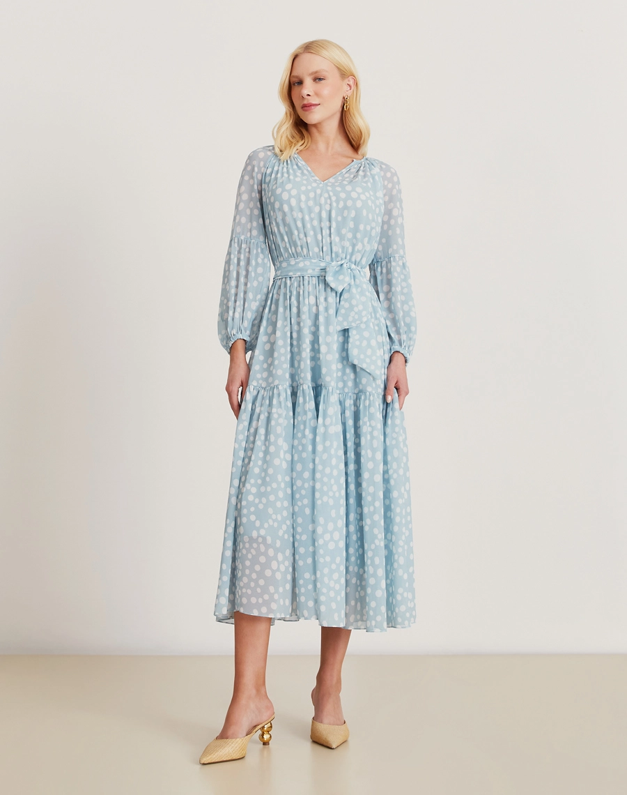 O Vestido Midi Analice é confeccionado em chiffon estampado. É perfeito para eventos casuais, passeios diurnos e brunches.