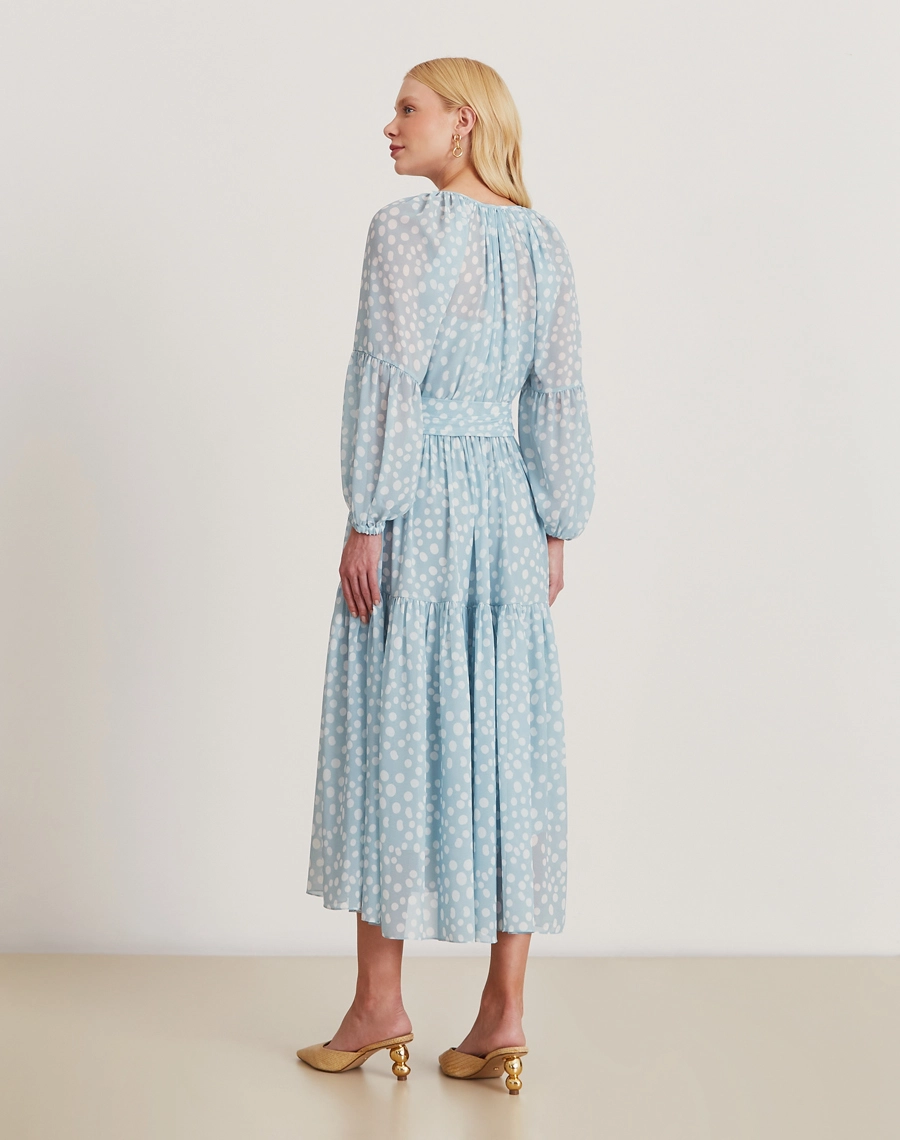 O Vestido Midi Analice é confeccionado em chiffon estampado. É perfeito para eventos casuais, passeios diurnos e brunches.