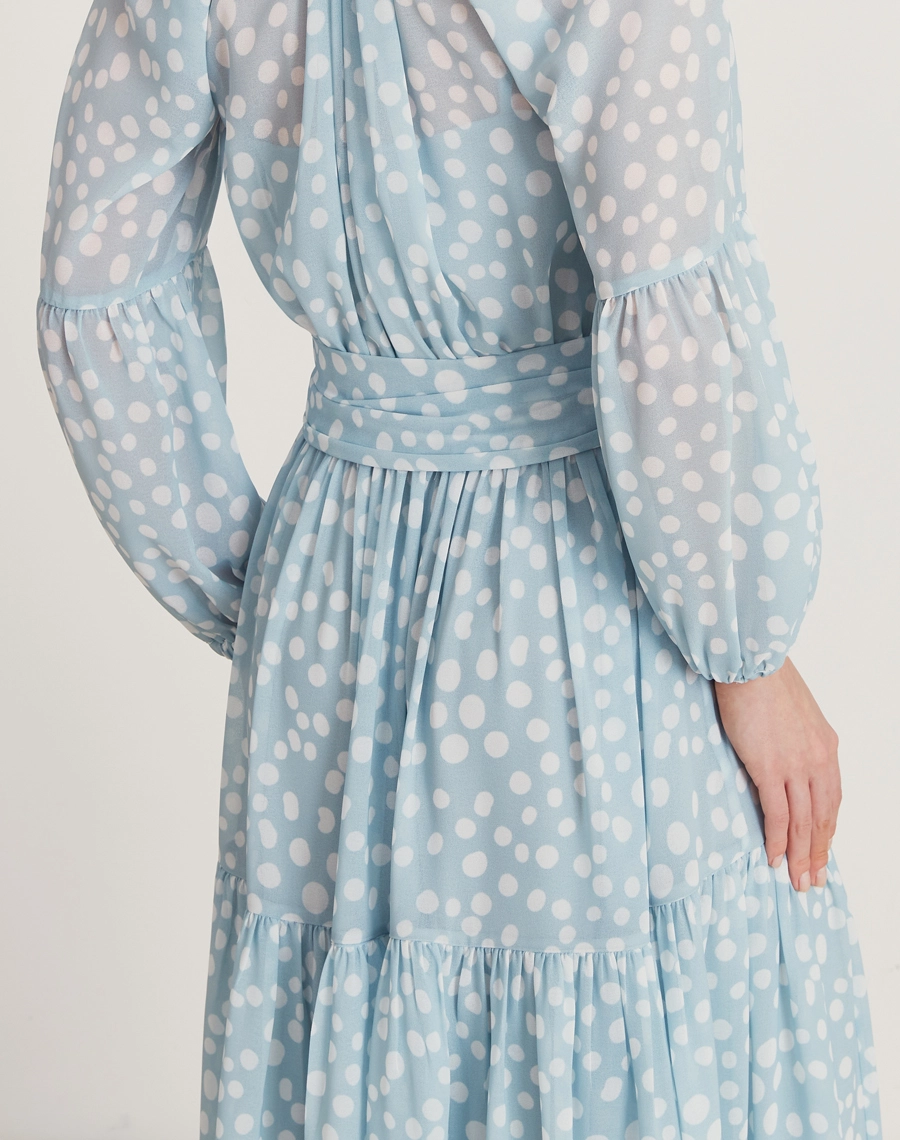 O Vestido Midi Analice é confeccionado em chiffon estampado. É perfeito para eventos casuais, passeios diurnos e brunches.