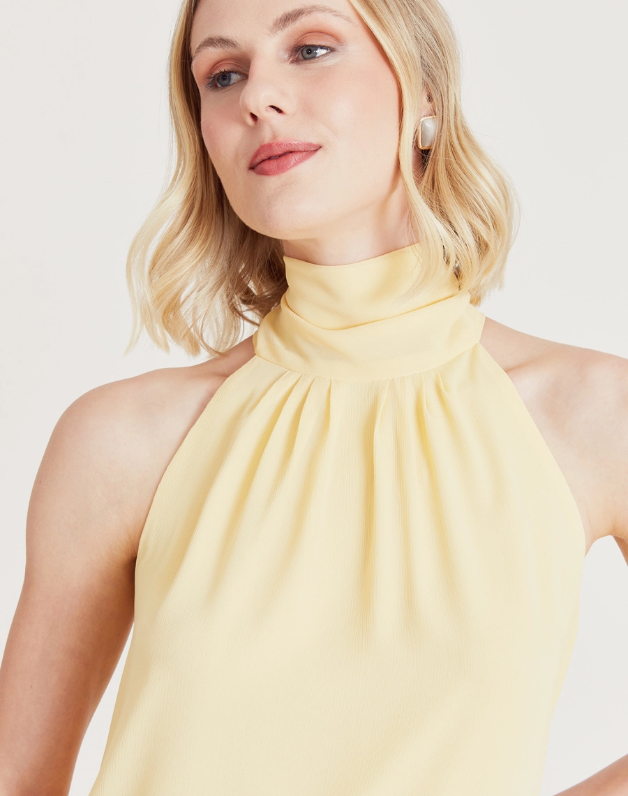 A Blusa Ophelia é confeccionada em Chiffon Youro.  Perfeita para diversas ocasiões, se encaixa tanto em eventos ao ar livre, como em jantares especiais.