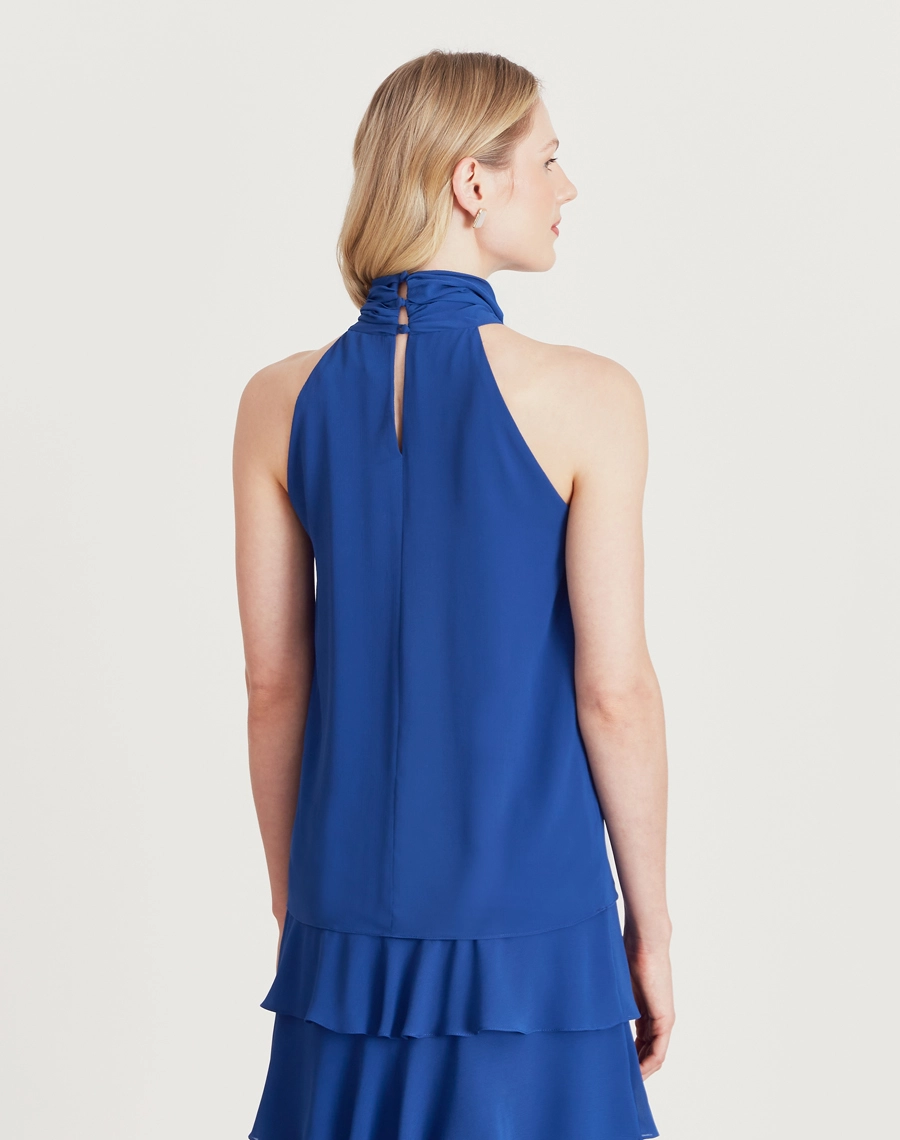 A Blusa Ophelia é confeccionada em Chiffon Youro.  Perfeita para diversas ocasiões, se encaixa tanto em eventos ao ar livre, como em jantares especiais.